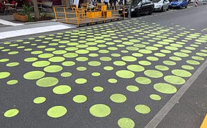 Begegnungszone Bergmannstraße:  Verkehrsausschuss fordert, Parklets und grüne Punkte zu entfernen