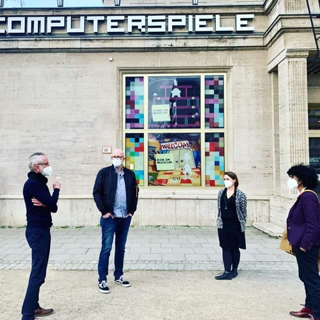 Gespräch vor dem Computerspielemuseum