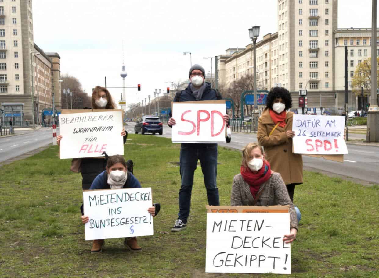 Plakataktion am Frankfurter Tor