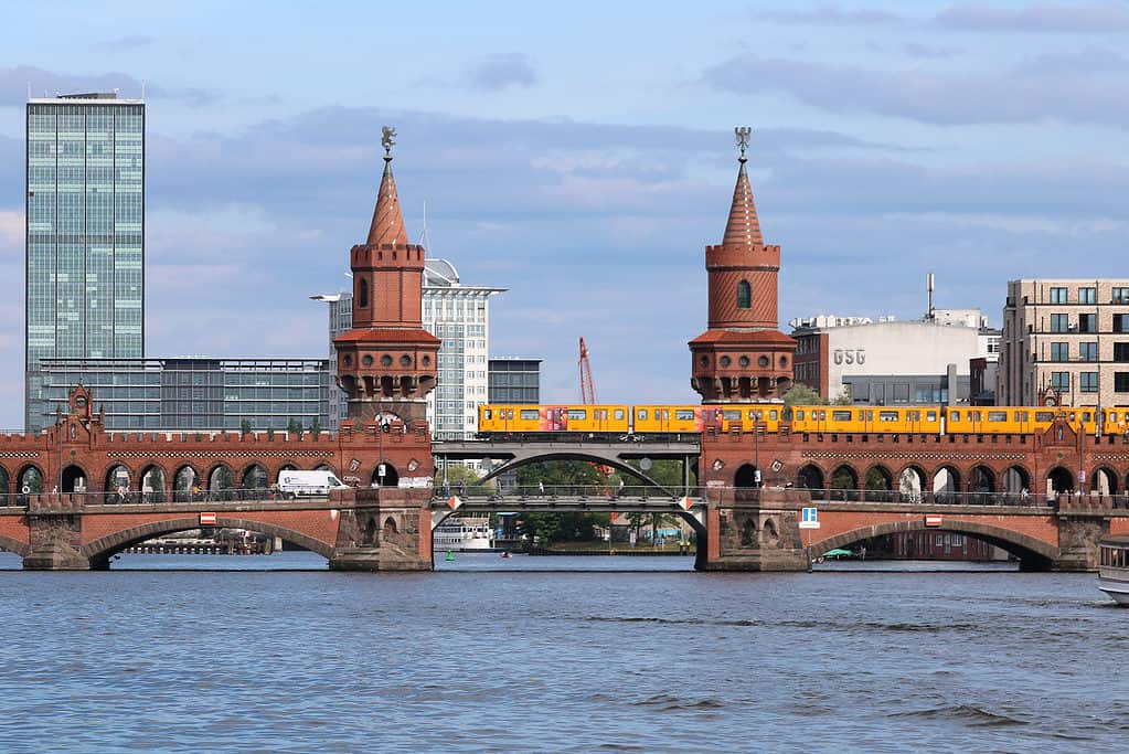 Wahrzeichen des Bezirks Friedrichshain-Kreuzberg: die Oberbaumbrücke