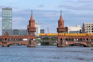 Wahrzeichen des Bezirks Friedrichshain-Kreuzberg: die Oberbaumbrücke