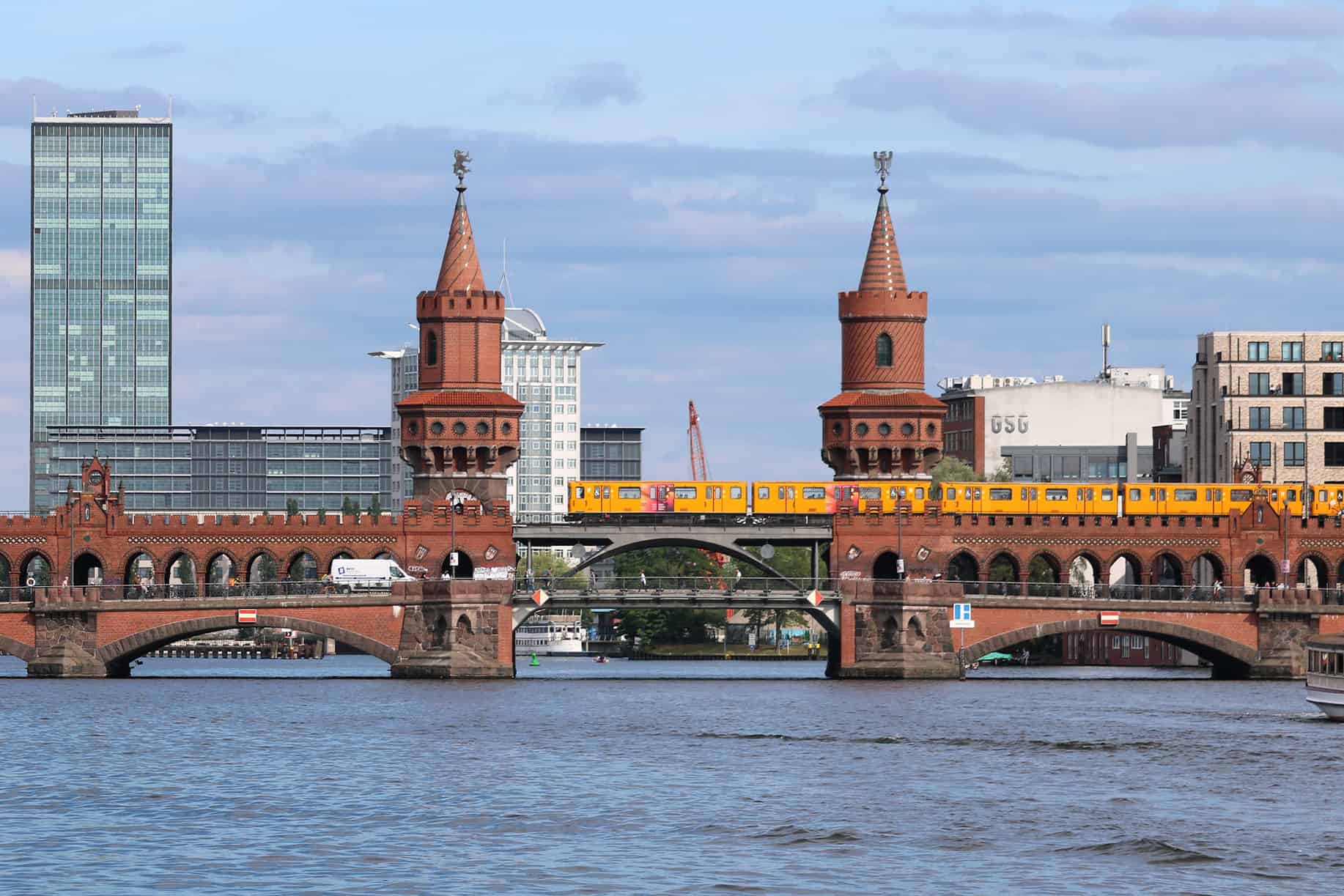 Wahrzeichen des Bezirks Friedrichshain-Kreuzberg: die Oberbaumbrücke