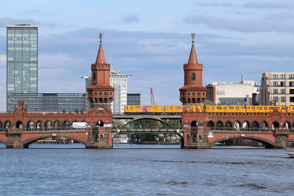 Wahrzeichen des Bezirks Friedrichshain-Kreuzberg: die Oberbaumbrücke