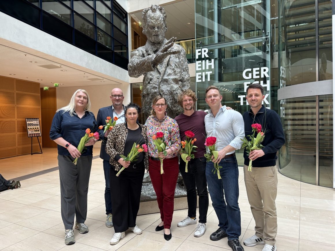 Willy-Brandt gratuliert (von limks): Anna-Lena Kubina, Thomas Giebel, Carmen Sinnokrot, Regine Laroche, Niklas Kossow, Julian Gruber und Christof Schikarski zur Wahl in den geschäftsführenden Kreisvorstand der SPD Friedrichshain-Kreuzberg