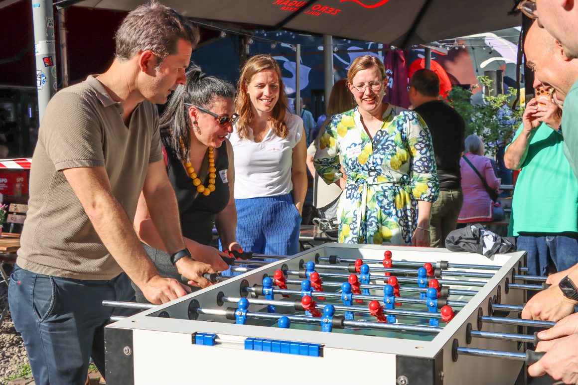 Sommerempfang am 19. Juni 2026 im Biergarten Jpckel. Von links: Steffen Krach, Carmen Sinnokrot, (unbekannt), Regine Laroche