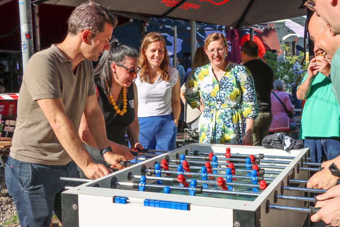 Sommerempfang am 19. Juni 2026 im Biergarten Jpckel. Von links: Steffen Krach, Carmen Sinnokrot, (unbekannt), Regine Laroche